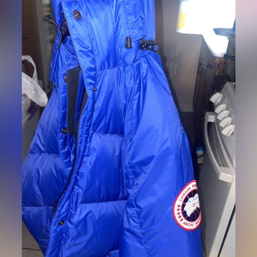 Canada goose brand new with tags coat was 1250 I want 800 for it medium size